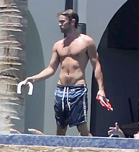 chace-crawford-shirtless-mexico-photos.